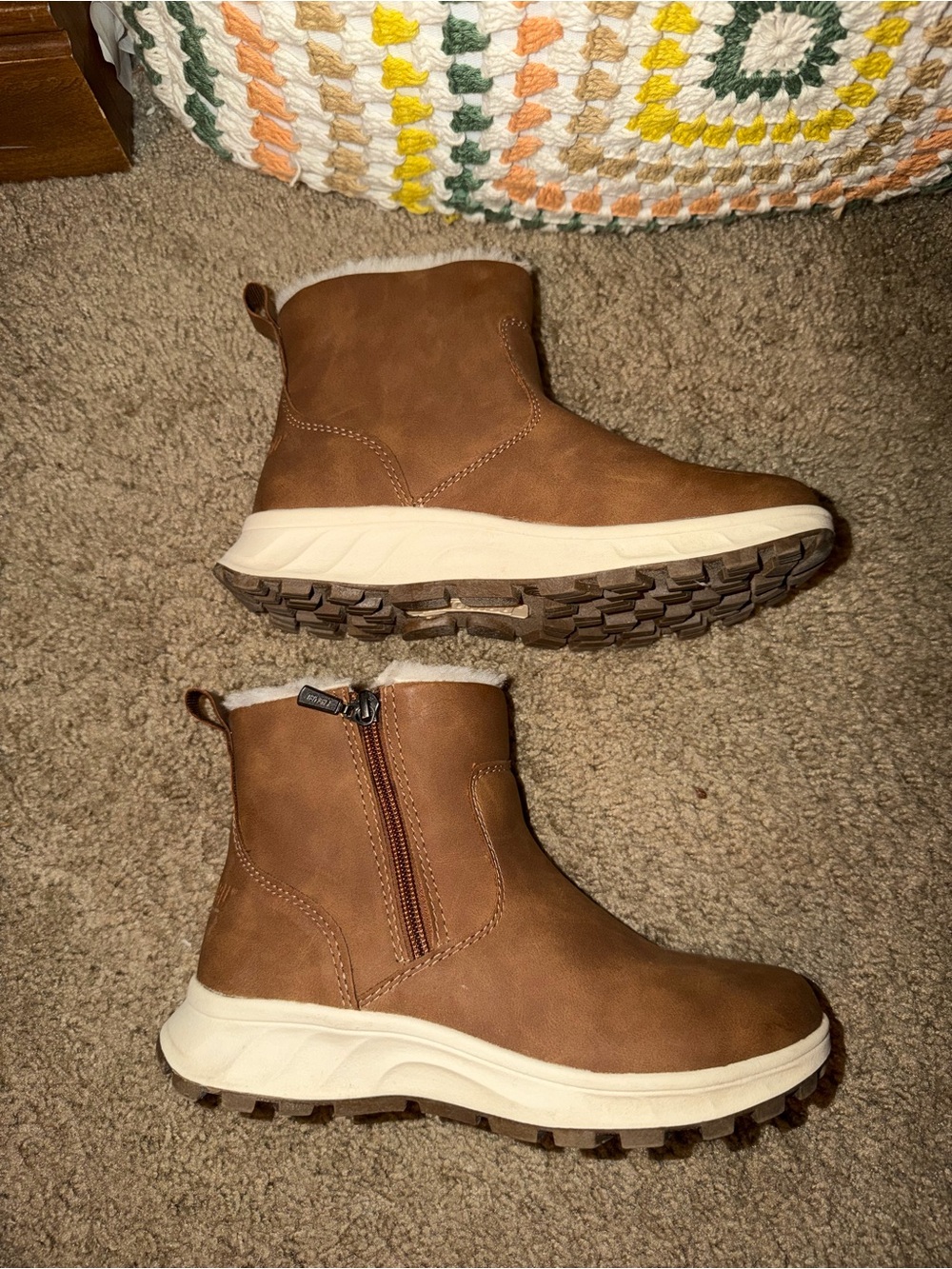LIKE NEW Women’s 6M Khombu Tan Fleece-Lined Ankle Boots